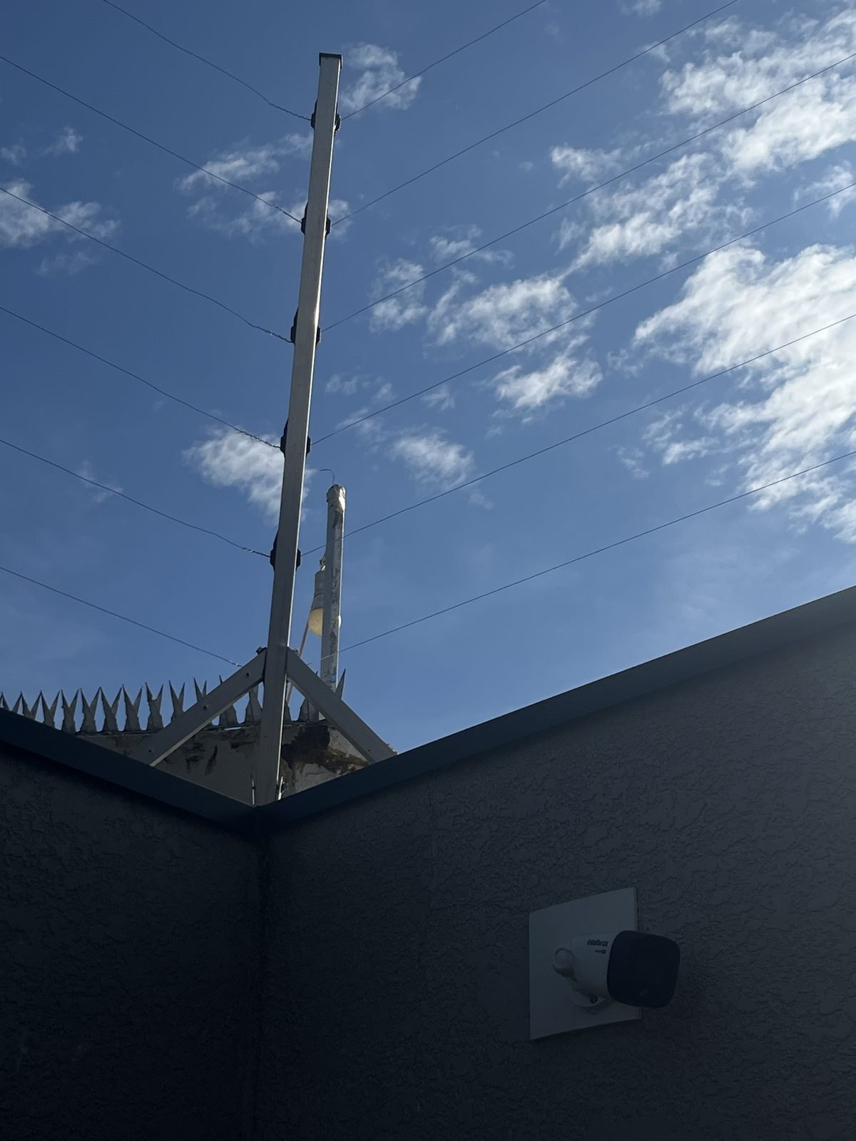Cerca elétrica integrada com câmera de segurança instalada pela rede RMT