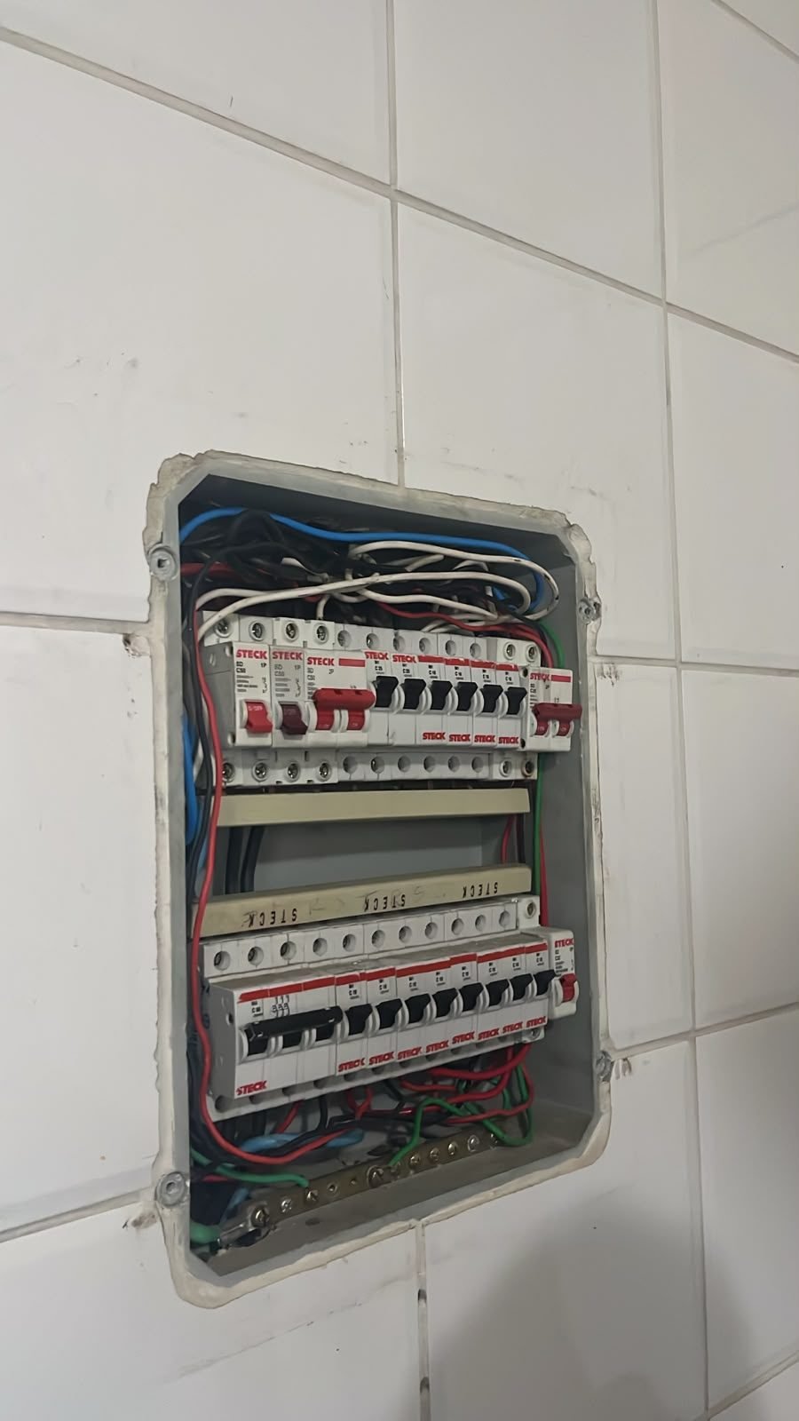 Disjuntor instalado em quadro de distribuição residencial pela RMT