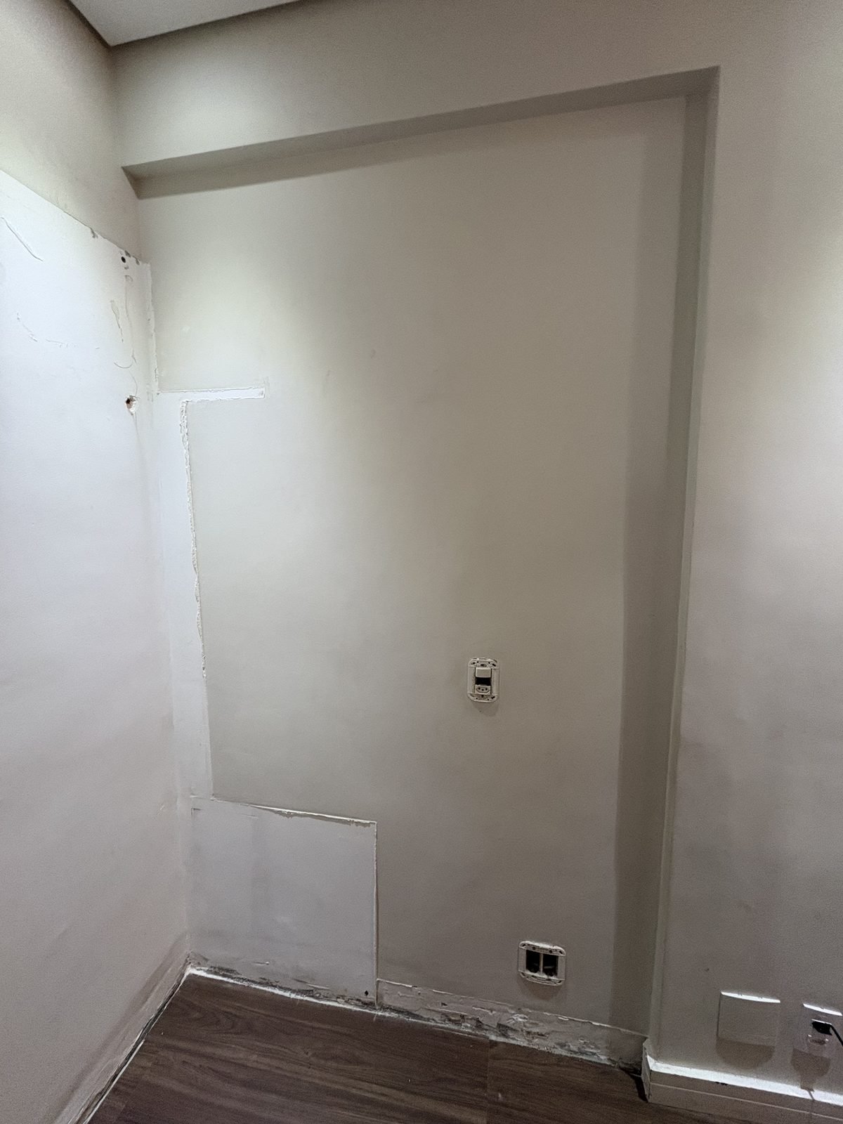 Aplicação de gesso na parede durante serviço da RMT
