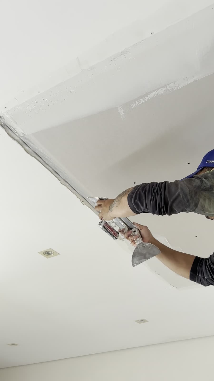 Gesseiro parceiro da RMT passando gesso no teto