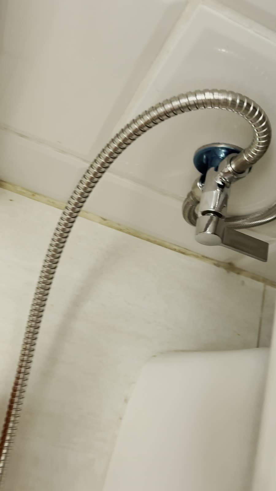 Instalação de ducha higiênica feita pela rede RMT