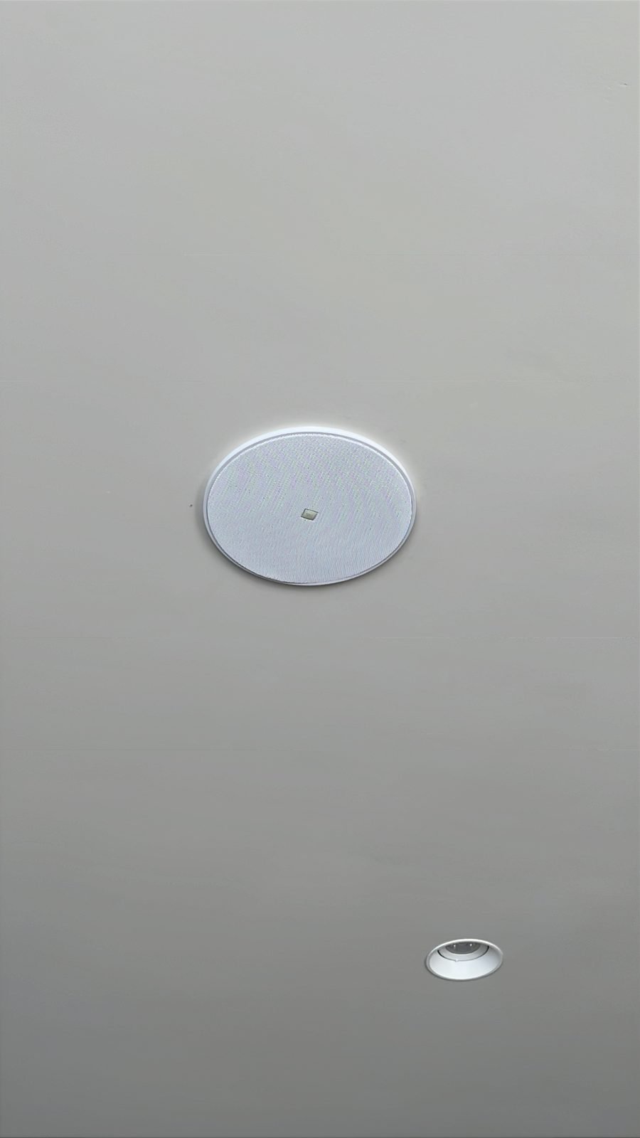Caixa de som instalada no teto pela rede RMT em Jundiaí