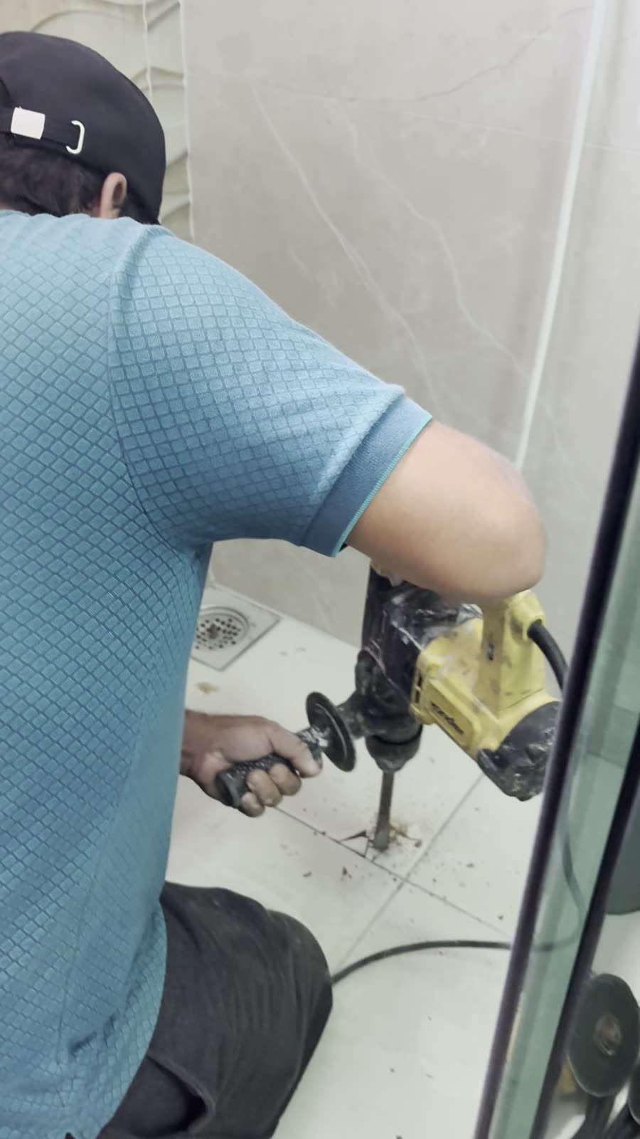 Demolição controlada de piso de banheiro com máquina pela rede RMT