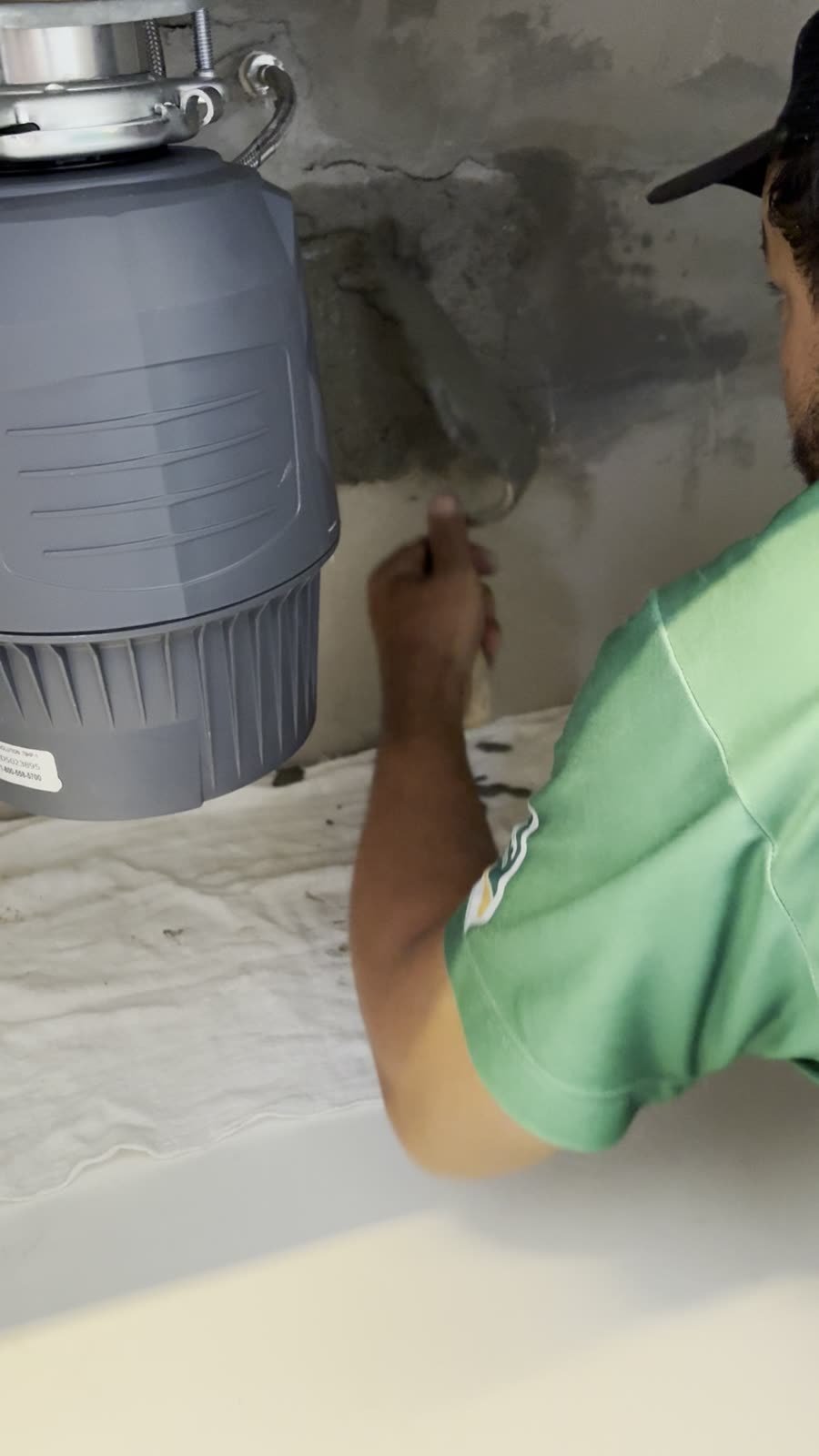 Aplicação de cimento em reforma residencial feita pela RMT