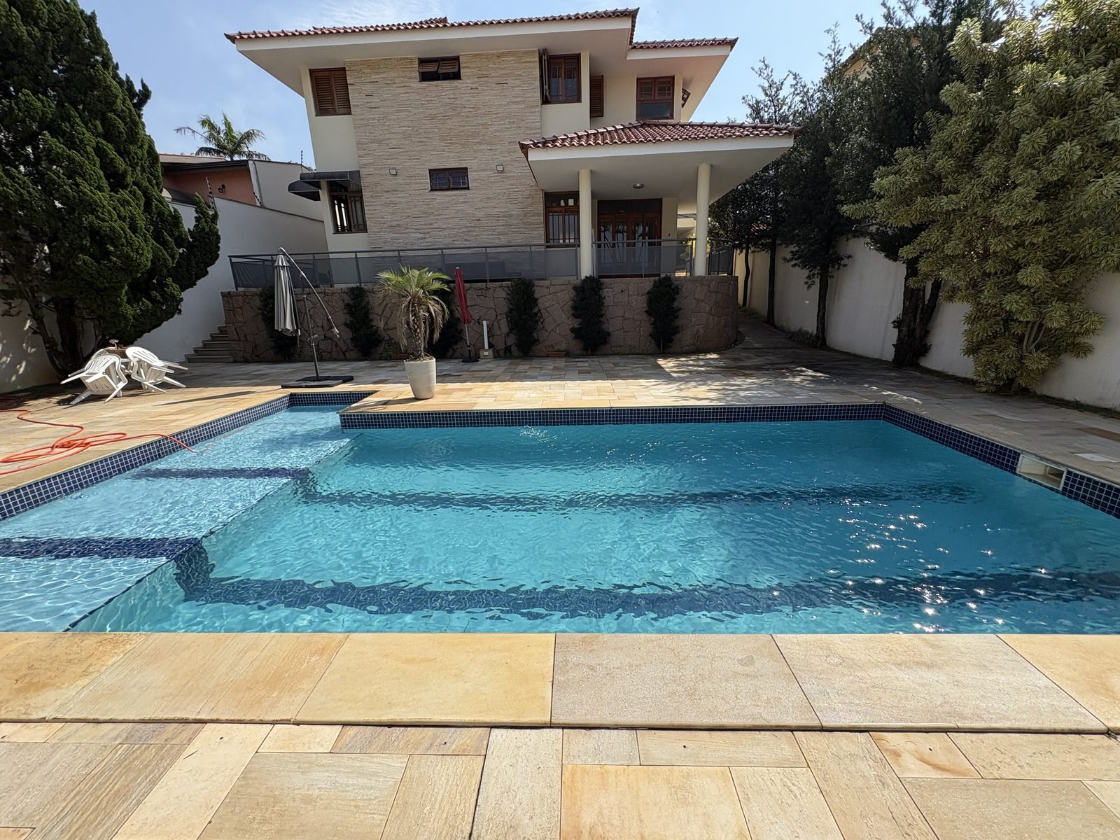 Piscina residencial limpa e tratada pela RMT em Jundiaí