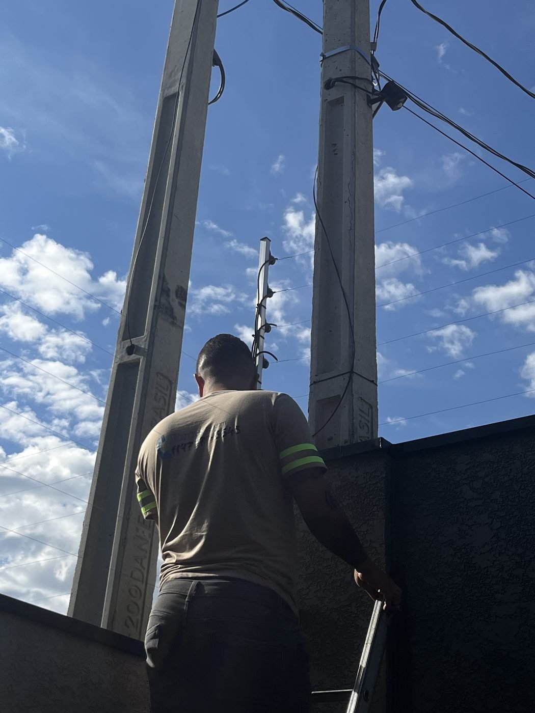 Cerca elétrica residencial instalada no muro pela RMT