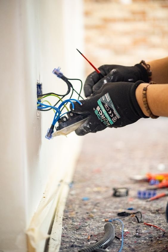 Eletricista da RMT fazendo instalação residencial em Jundiaí